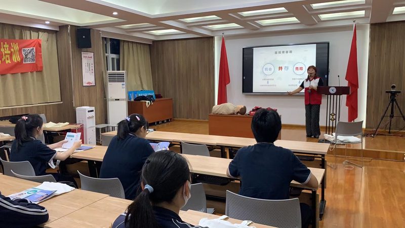 生产管理培训班报名费用通常由以下几部分构成：